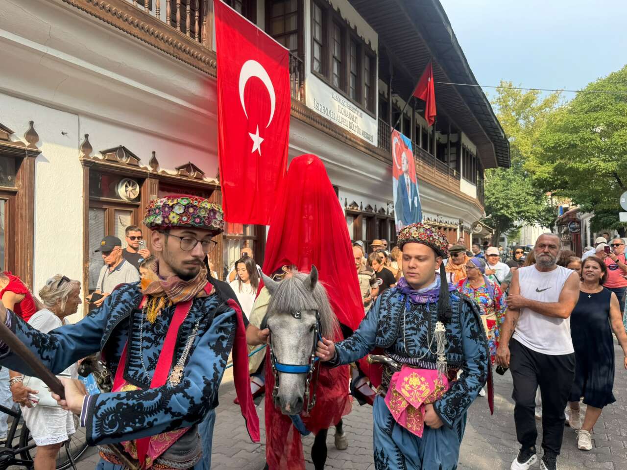 Menteşe’de Geleneksel Düğün Coşkusu: “Kız Evi” ve “Damat Evi” Etkinlikleri Renkli Görüntülere Sahne Oldu 6